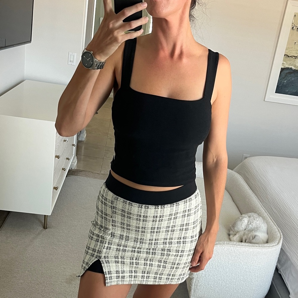 Vuori black crop tank